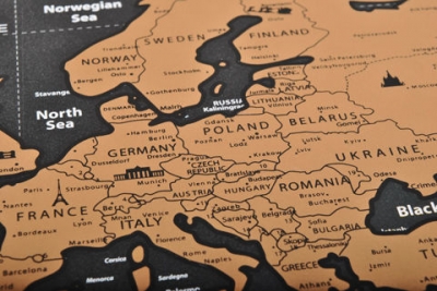1Mcz Stírací mapa světa s vlajkami 82 x 59 cm a Sada příslušenství černá (black)